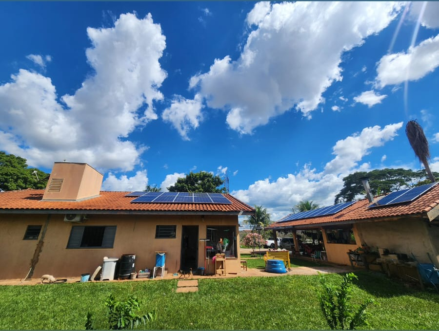 Residência com painéis solares instalados pela Langer Consultoria